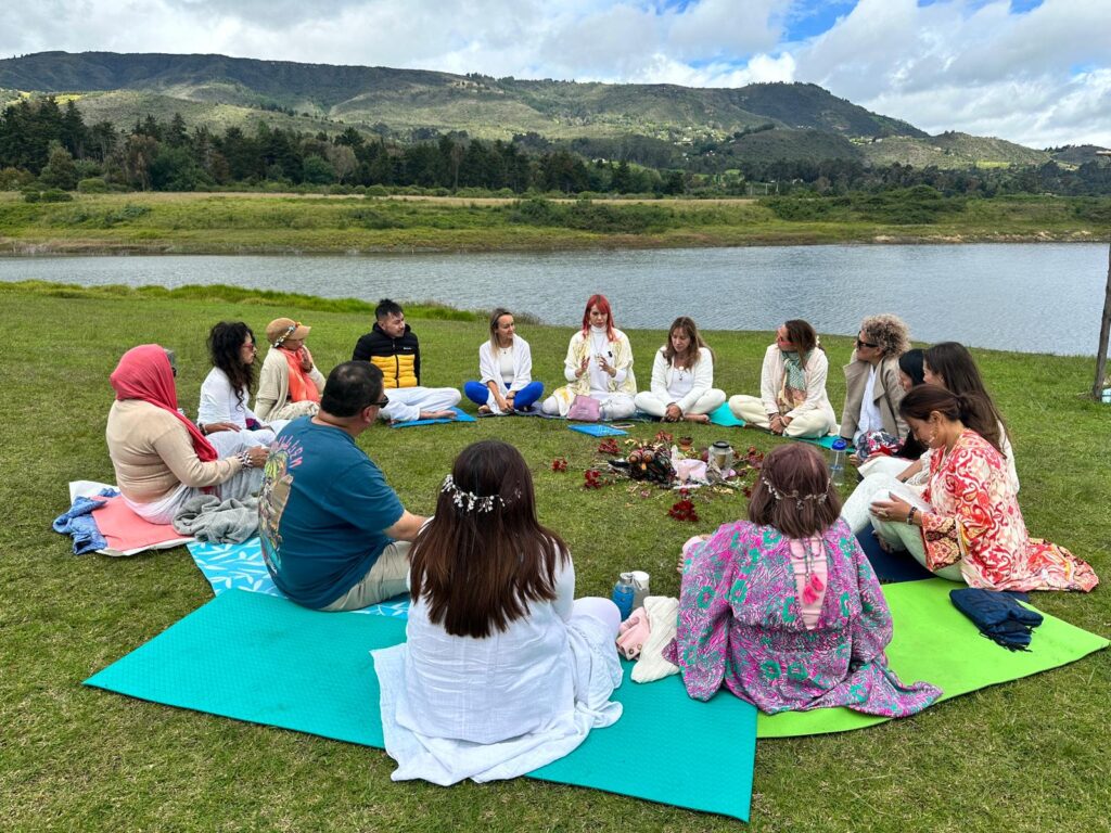 Grupo de personas reunidas, sentadas en un circulo en una conferencia de espiritualidad en cundinamarca - colombia