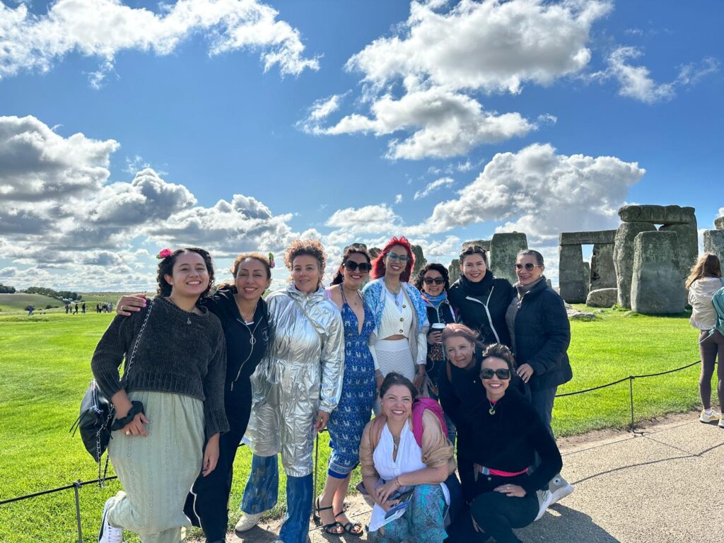 Grupo de personas reunidas, alrededor en una conferencia de espiritualidad en stonehenge - UK