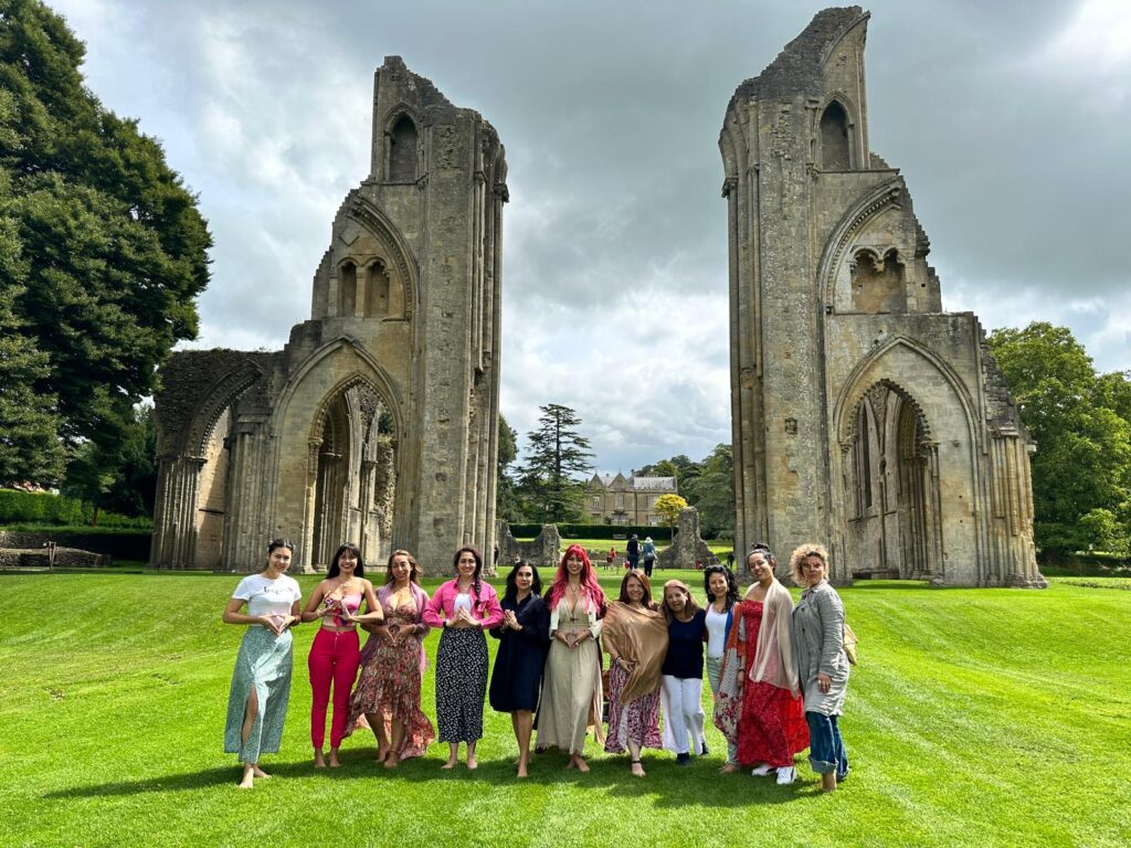 Grupo de personas reunidas, alrededor en una conferencia de espiritualidad en Abbey - Glastonbury - Uk