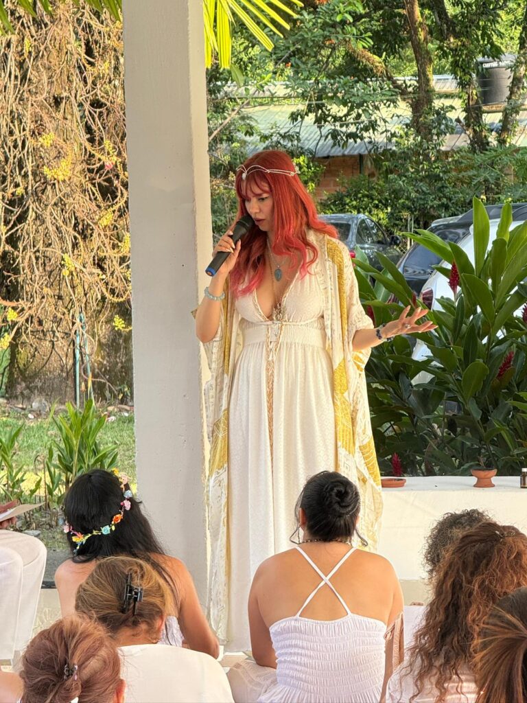 Mujer de cabello rosado dando una conferencia de espiritualidad y meditación