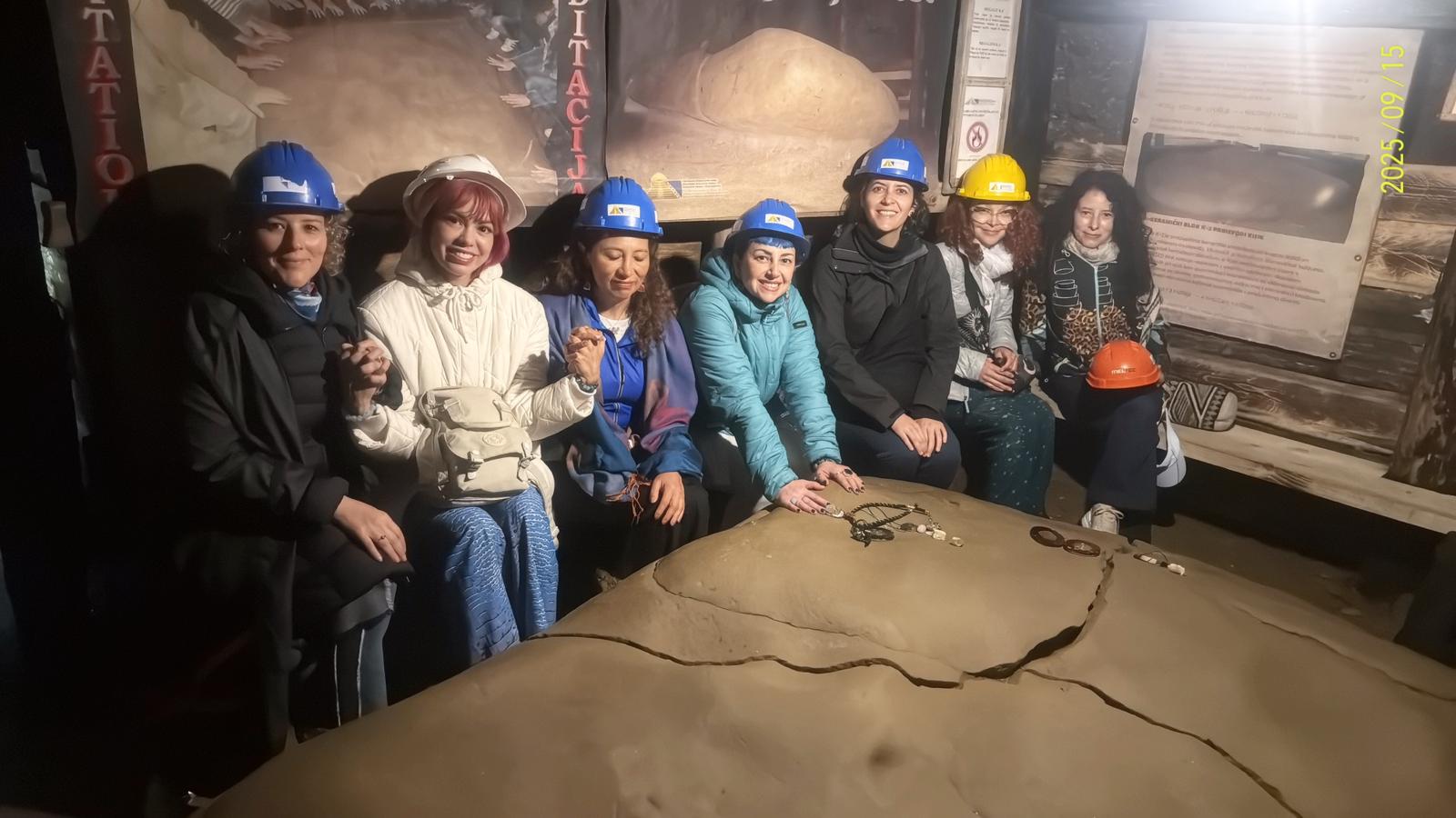 grupo de personas en rerito espiritual en los túneles de las piramides de bosnia