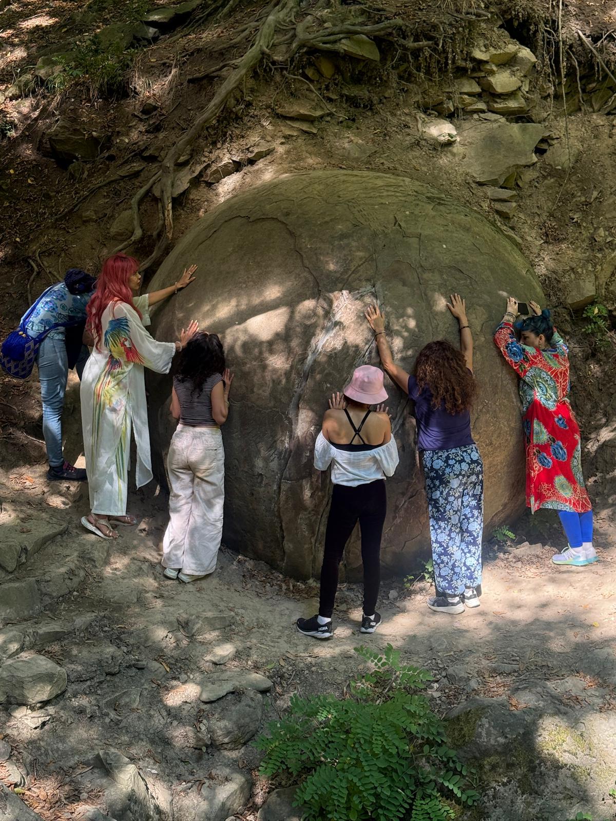 grupo de personas en retiro espiritual en Bosnia