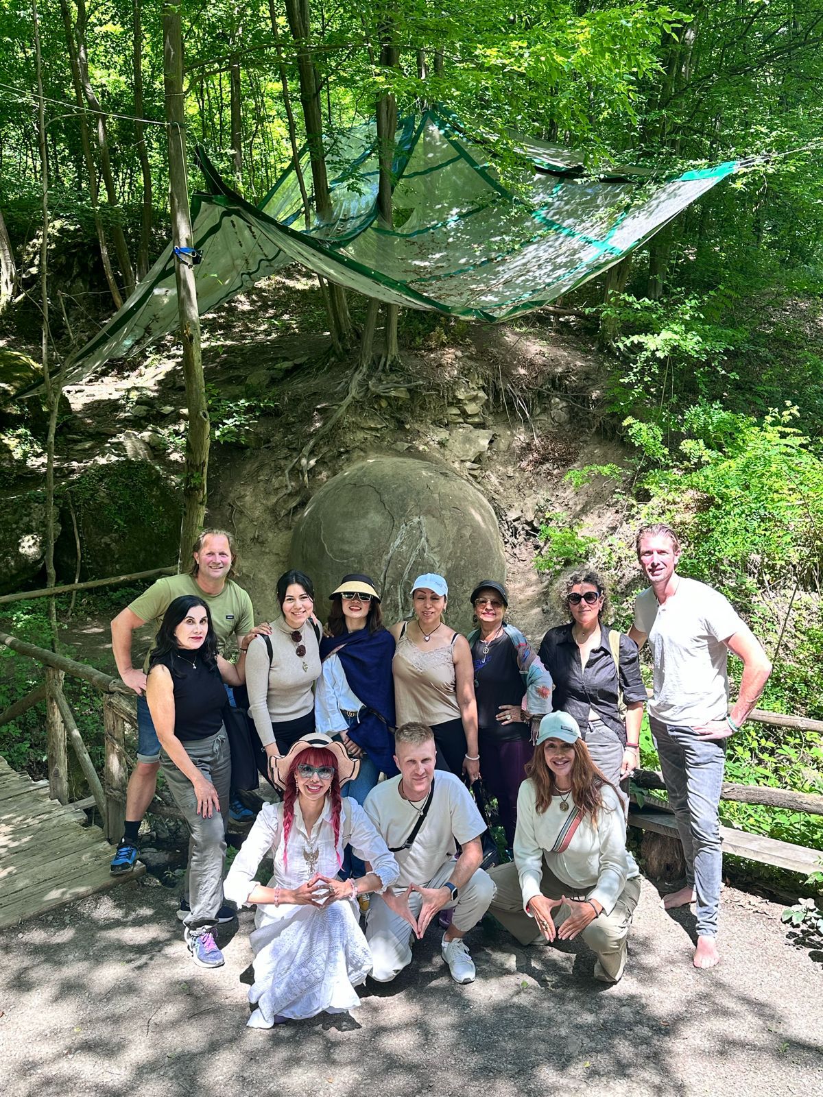 Grupo de personas en un retiro espiritual a las piramides de Bosnia