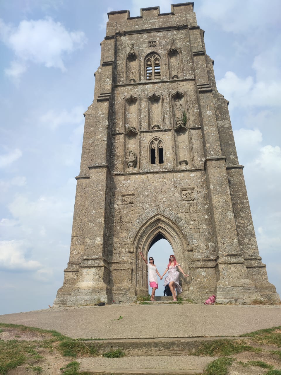 mujeres en la torre de glastonbury, reino unido, retiro avalon 2023