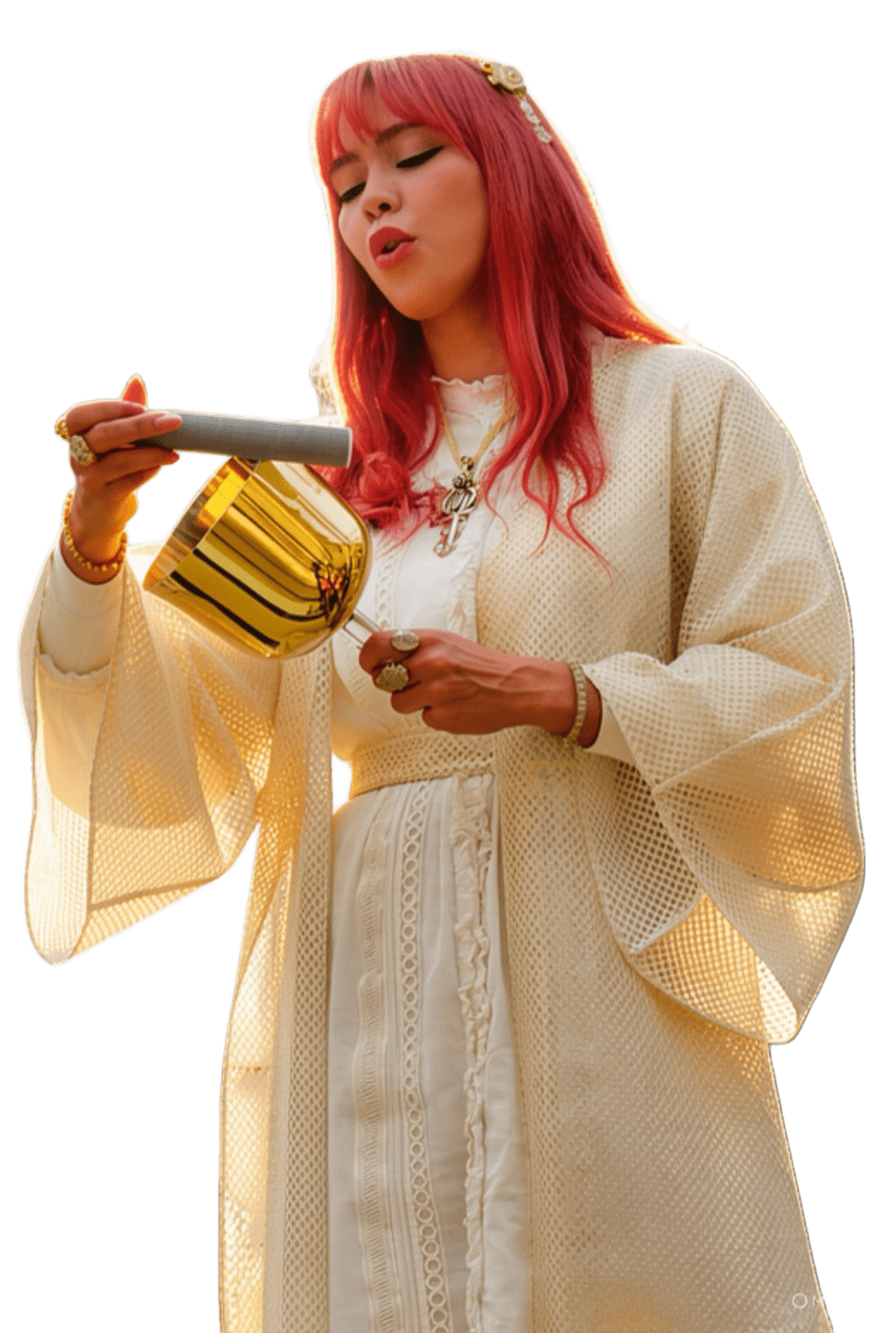 mujer tocando Chalice en una ceremonia espiritual de abundancia