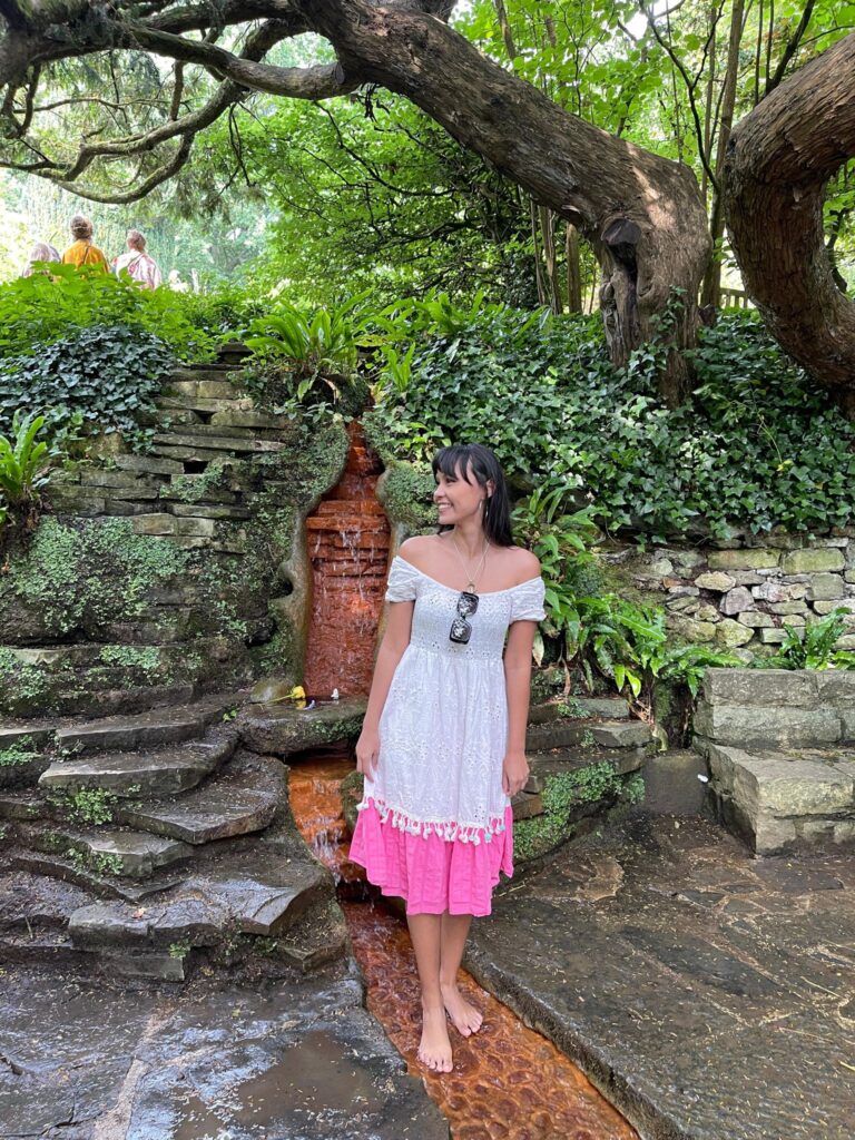 Mujer en las aguas del chalice well glastonbury