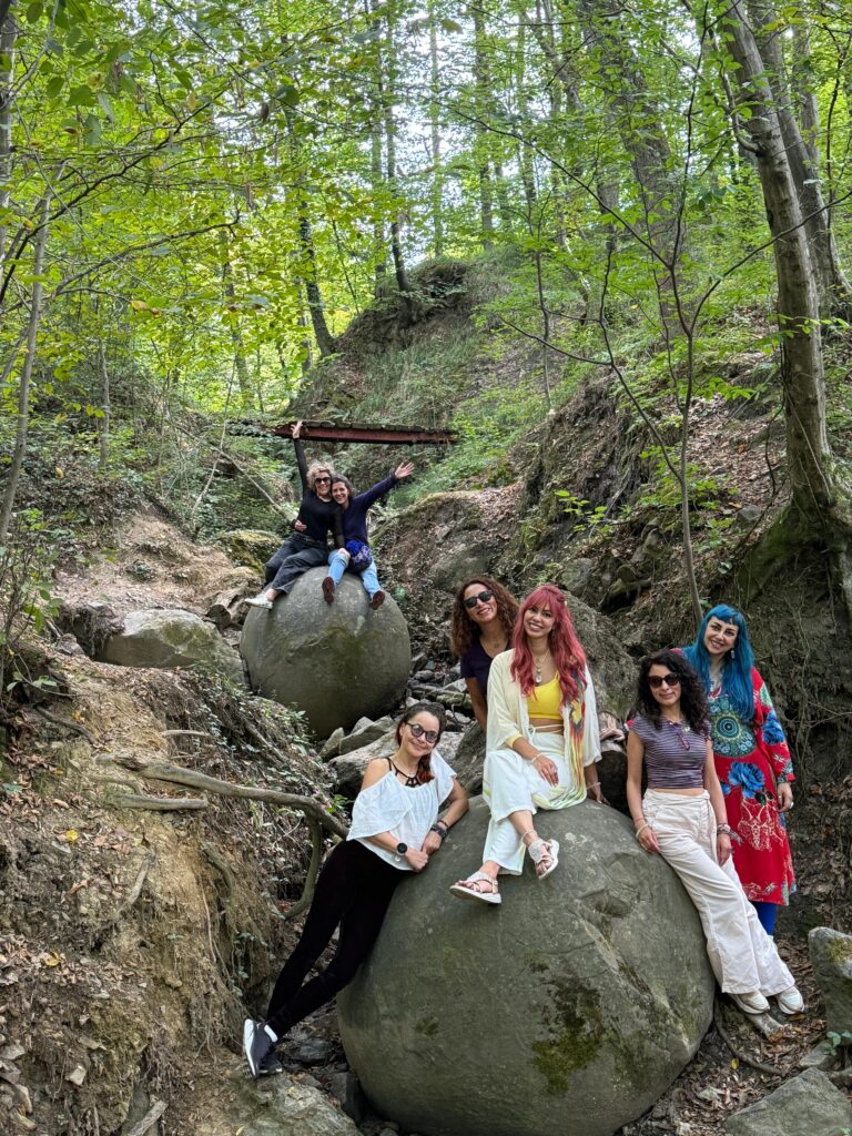 grupo de personas en un retiro espiritual en Bosnia