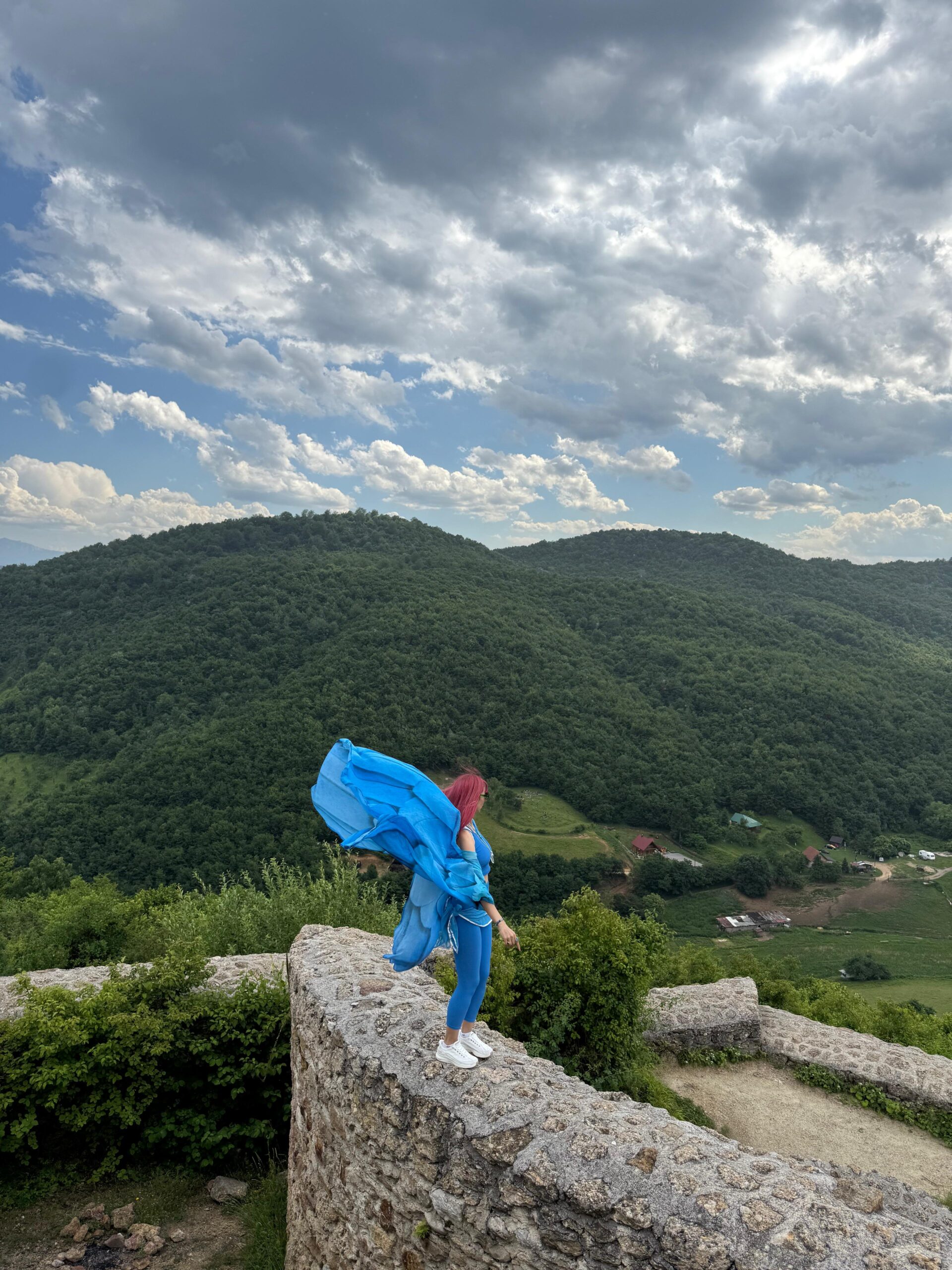 Mujer de cabello rosa frente a las piramides de Bosnia en un retiro espiritual 2026