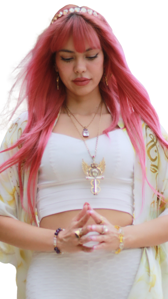 Mujer de cabello rosa con las manos en pose de oraci{on con los ojos cerrados realizando una meditacion