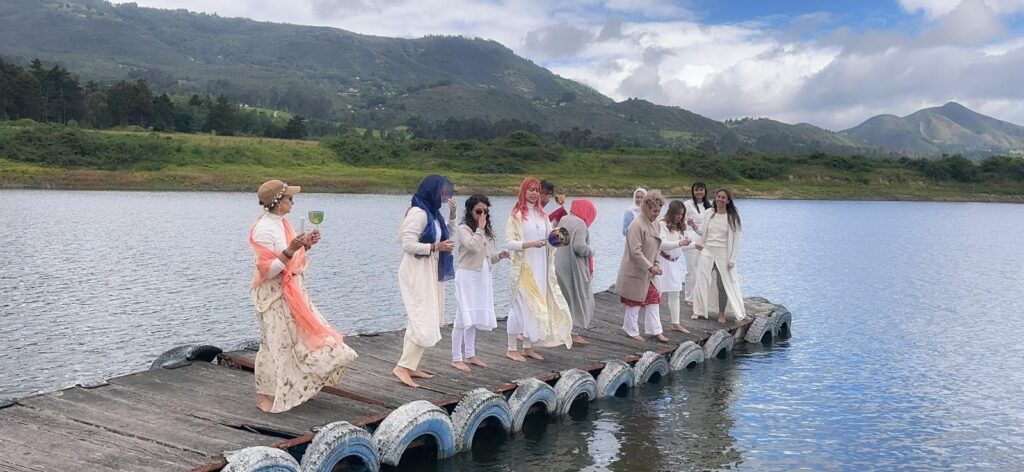 Grupo de personas en un embalse realizando cantos de frecuencias