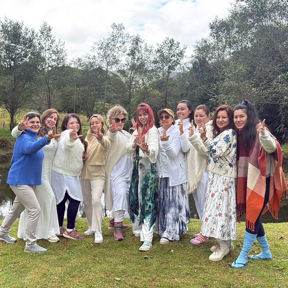 grupo de mujeres con vestiemnta de sacerdotisas en un retiro espiritual en colombia