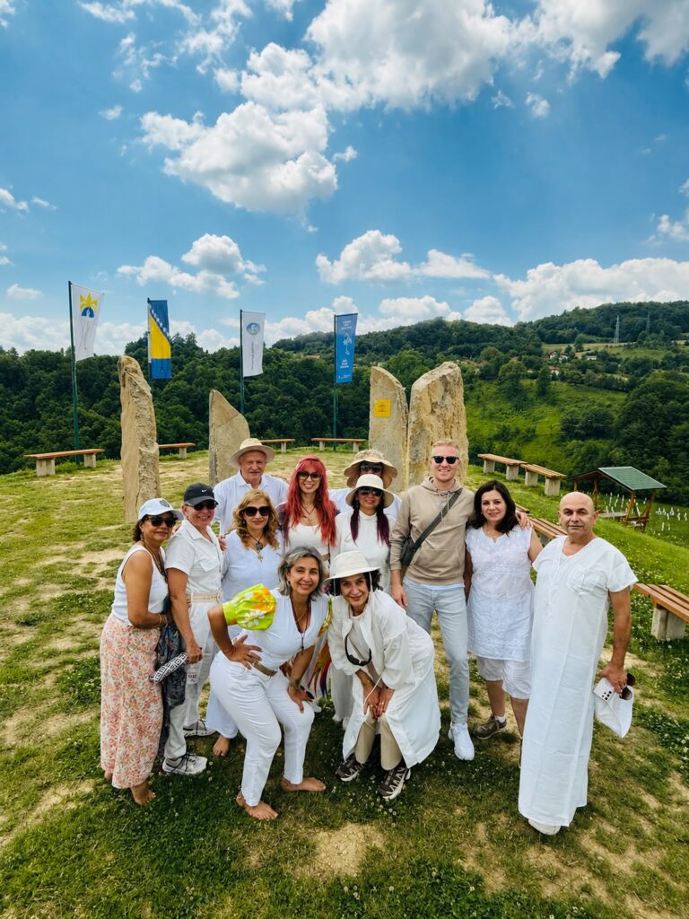 grupo de personas en un retiro espiritual en Bosnia