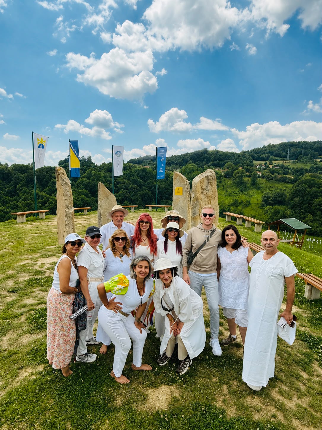 grupo de personas en un retiro espiritual en Bosnia
