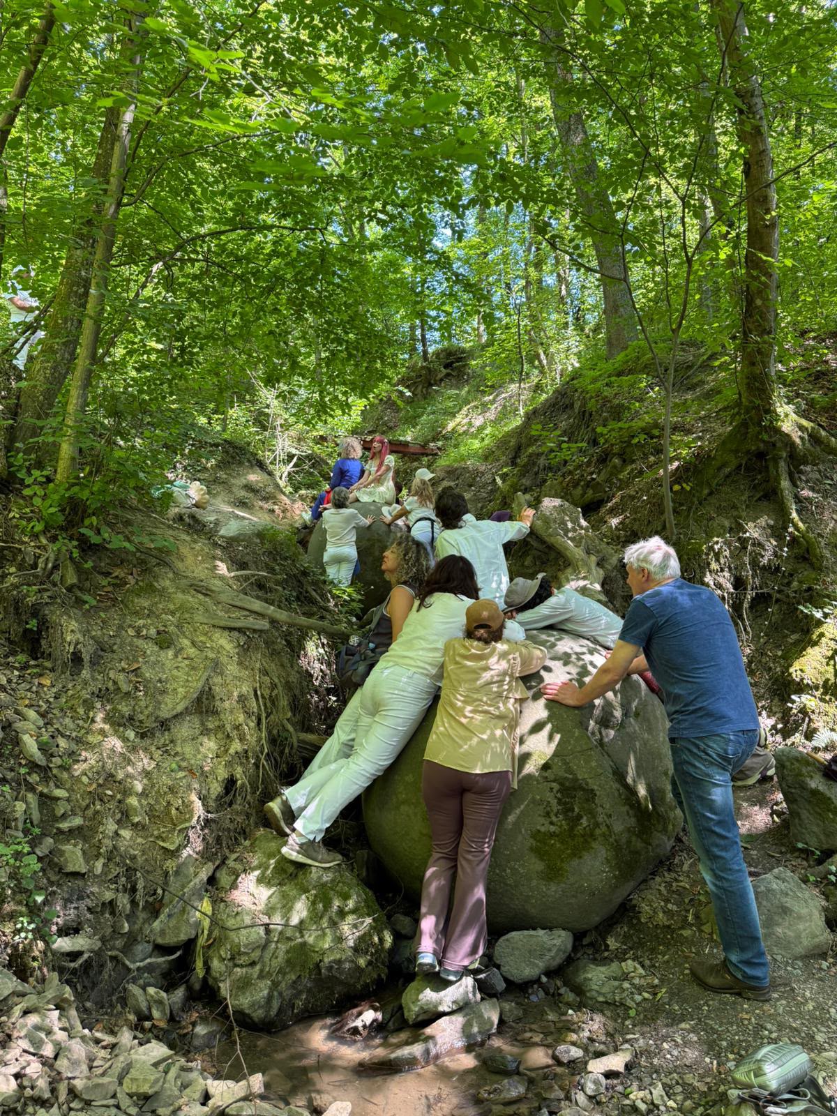 grupo de personas en un retiro espiritual en Bosnia
