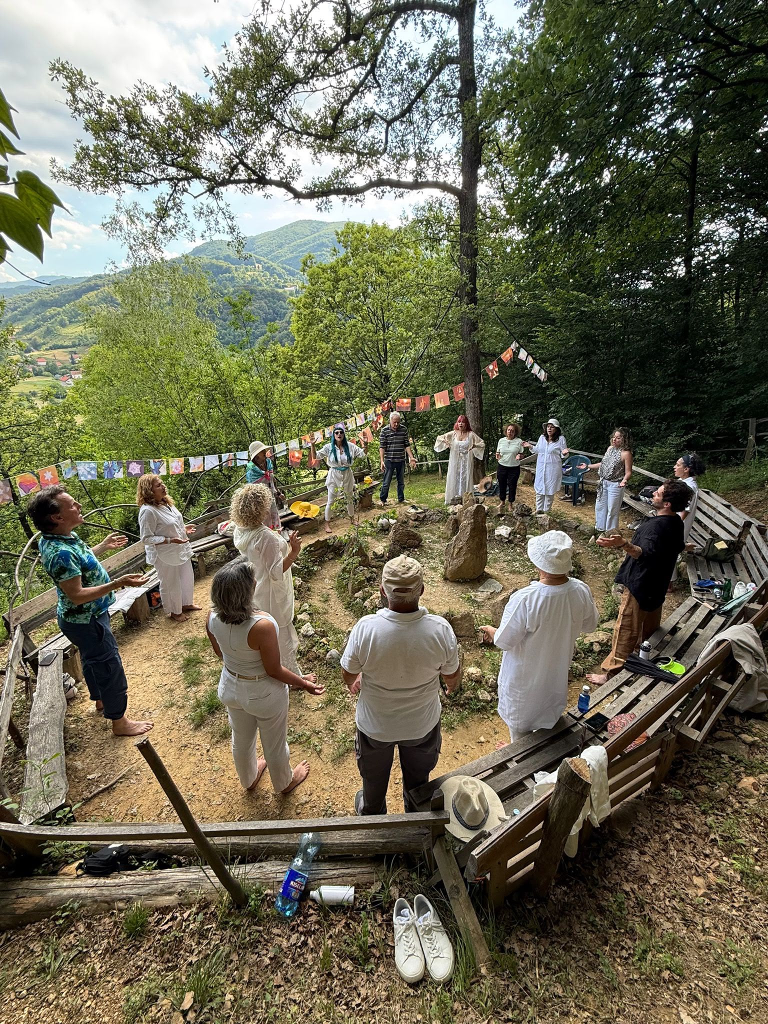 grupo de personas en un retiro espiritual en Bosnia