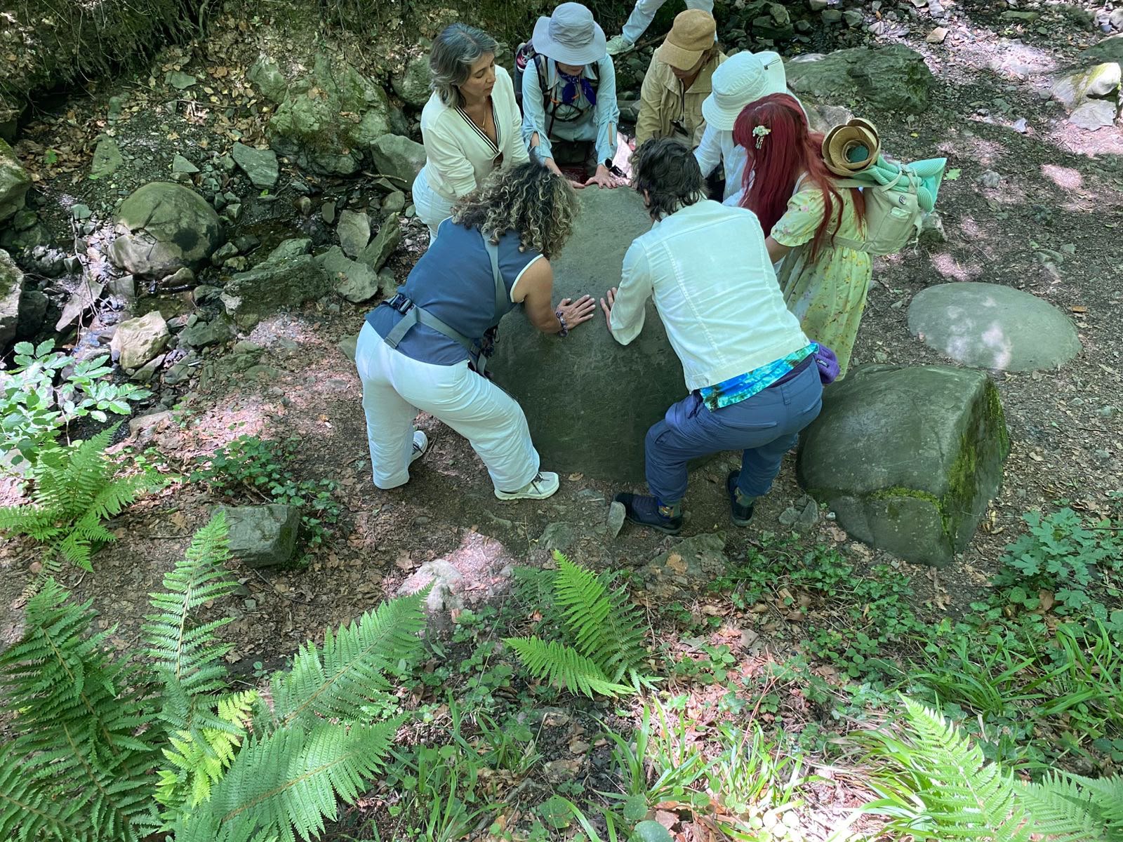grupo de personas en un retiro espiritual en Bosnia