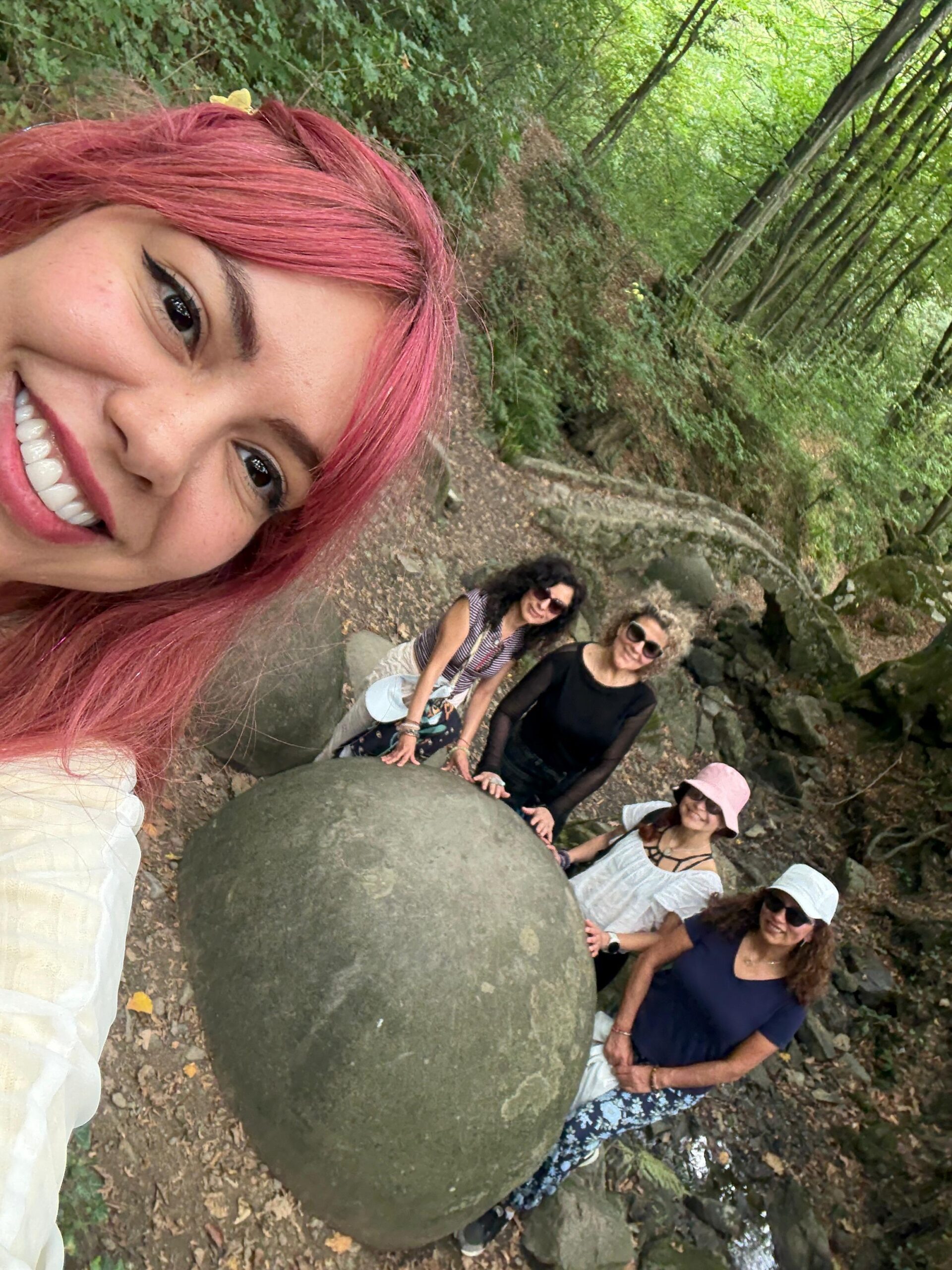 grupo de personas en un retiro espiritual en Bosnia