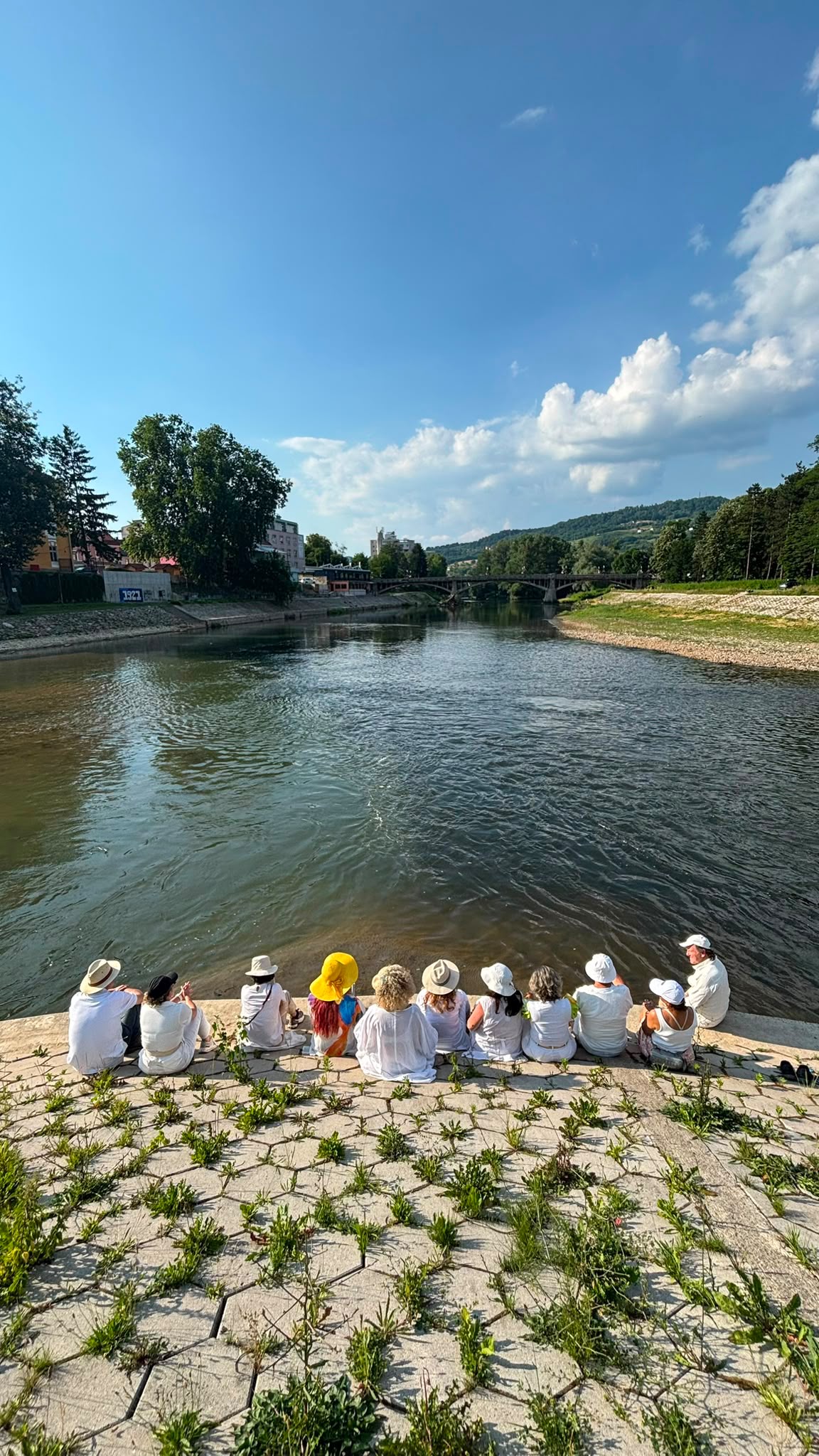 grupo de personas en un retiro espiritual en Bosnia