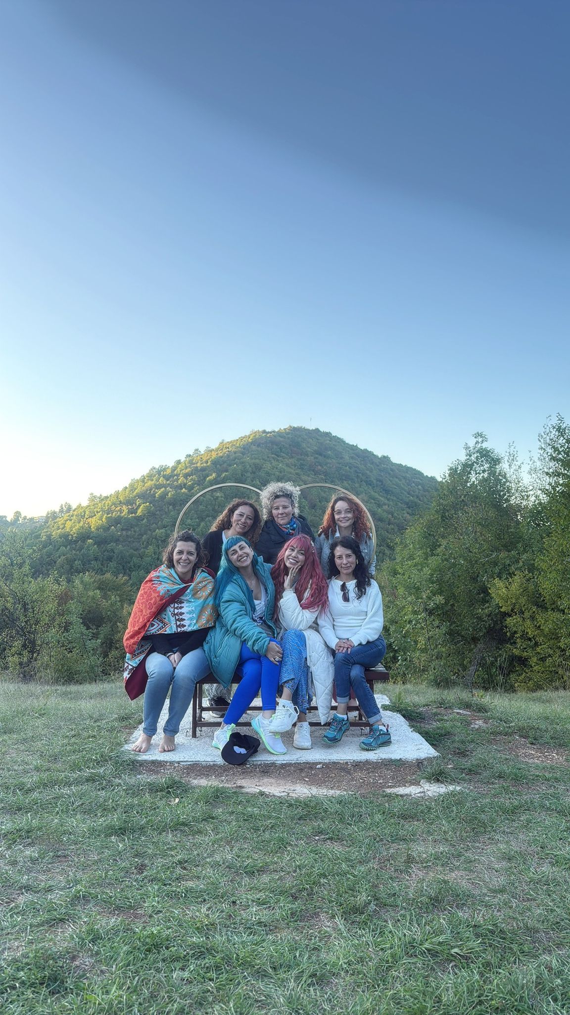 grupo de personas en un retiro espiritual en Bosnia