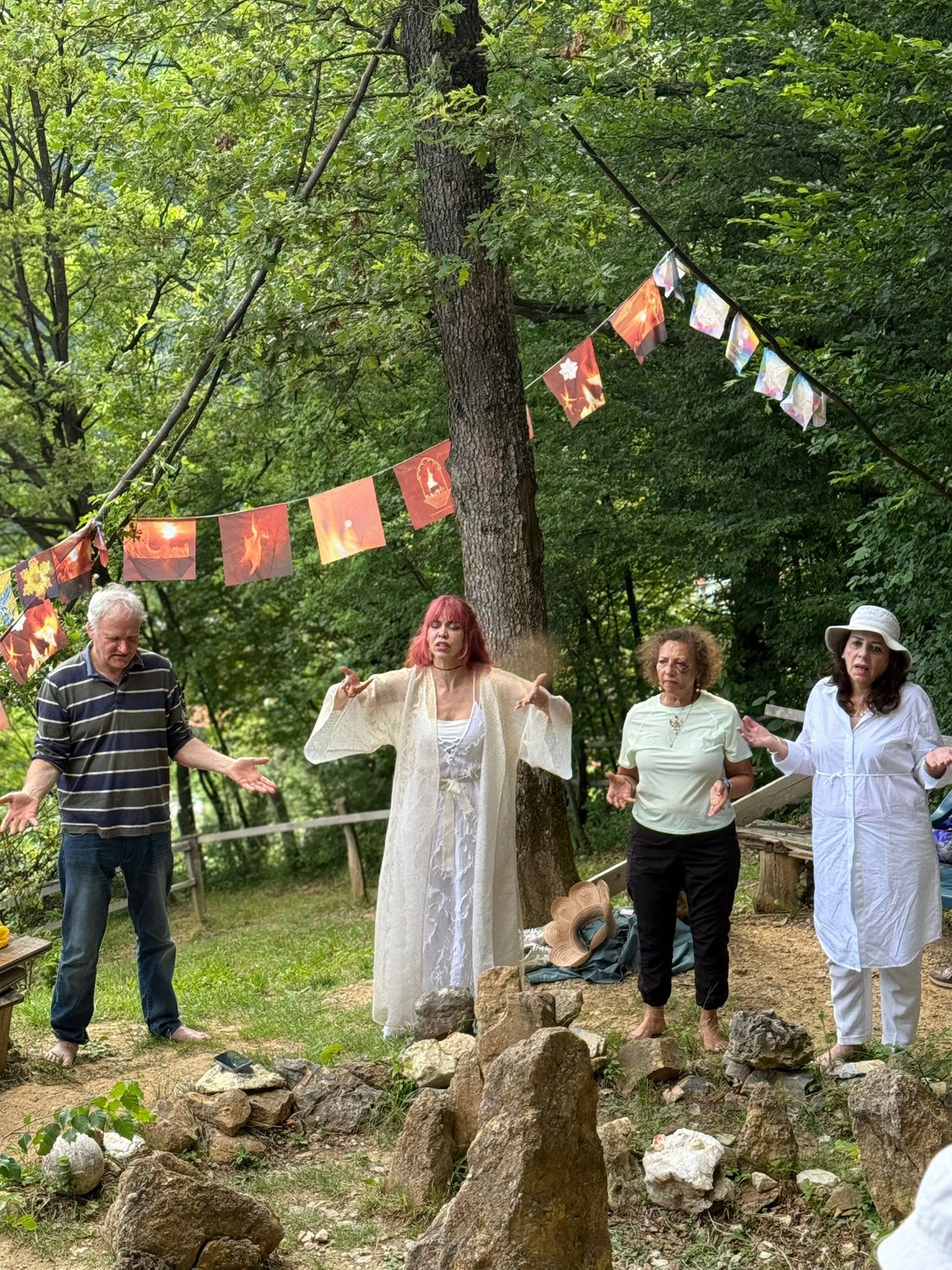 grupo de personas en un retiro espiritual en Bosnia