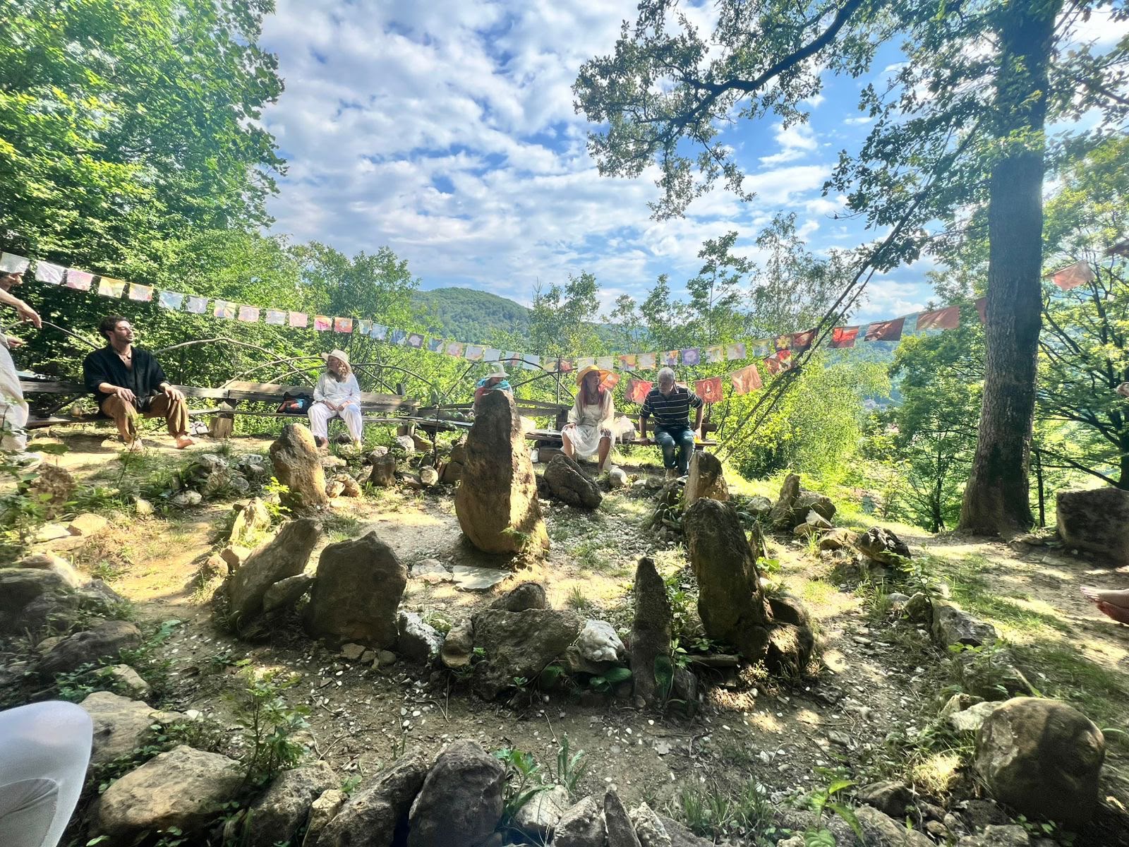 grupo de personas en un retiro espiritual en Bosnia