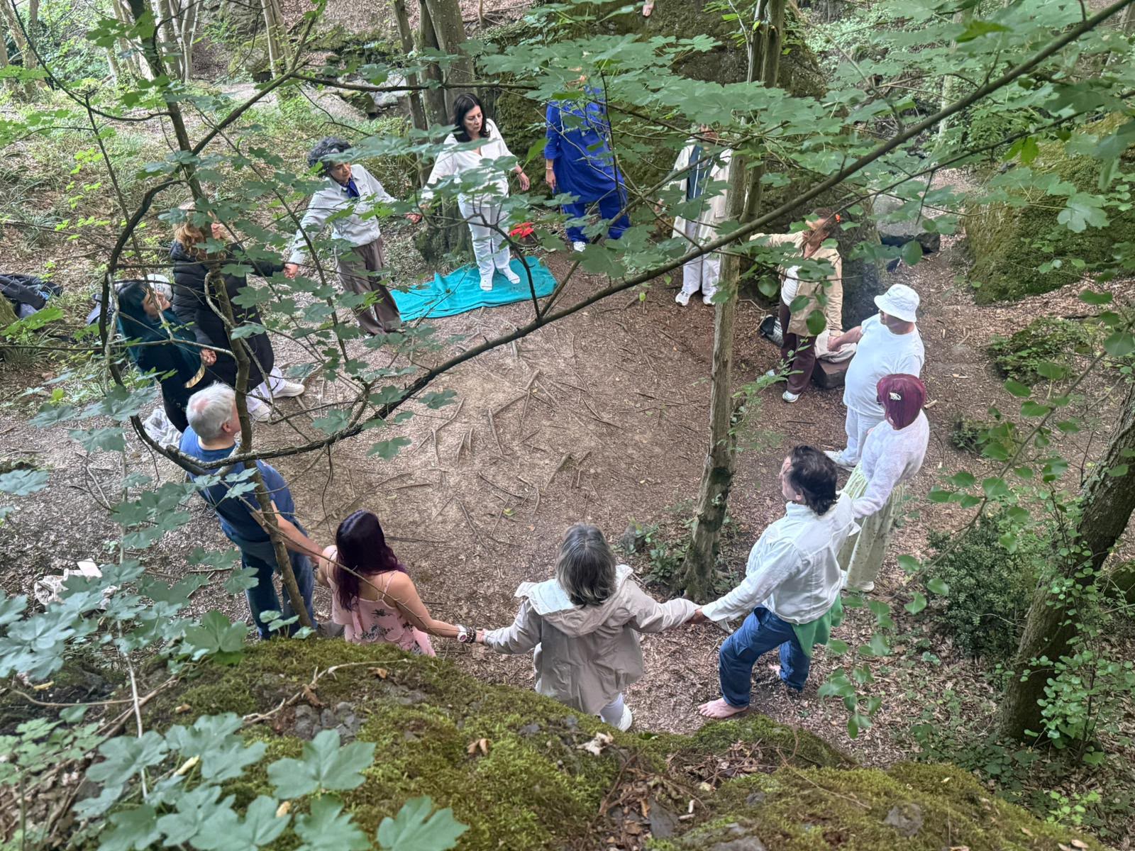 grupo de personas en un retiro espiritual en Bosnia